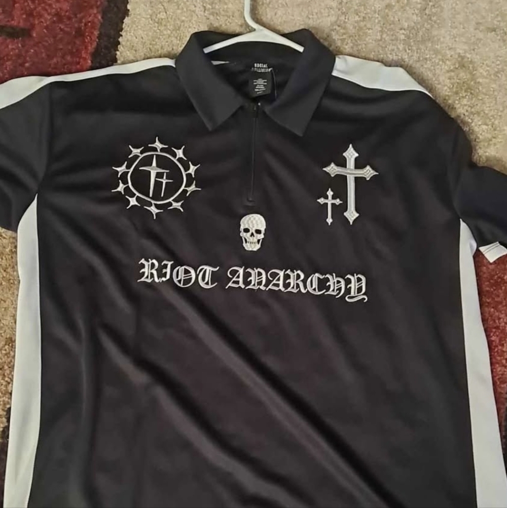 Size Medium Hot Topic Shirt